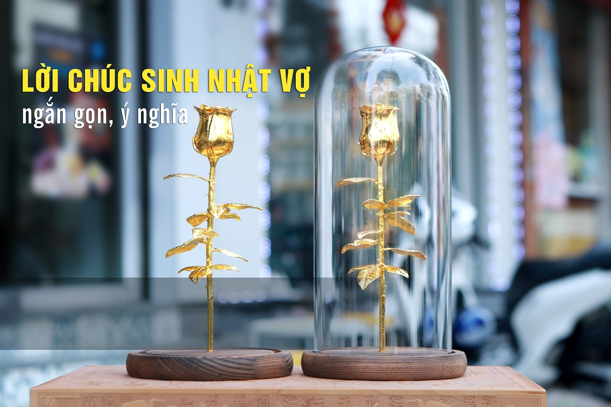 Người chồng tặng hoa và bánh kem cho vợ trong ngày sinh nhật, kèm theo lời chúc sinh nhật vợ hài hước và ấm áp