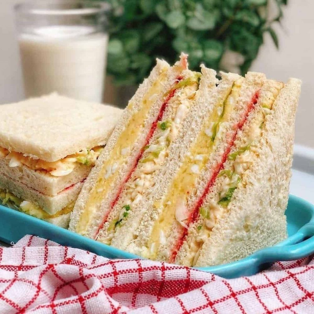 Người phụ nữ ăn bánh mì sandwich và kiểm soát cân nặng