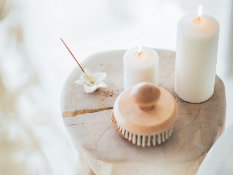 Người phụ nữ lớn tuổi thư giãn tại spa, món quà sinh nhật cho mẹ