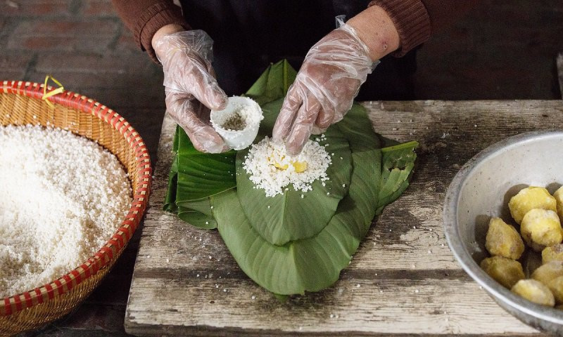 Người thợ ở đây gói bánh chưng bằng tay mà không cần khuôn.