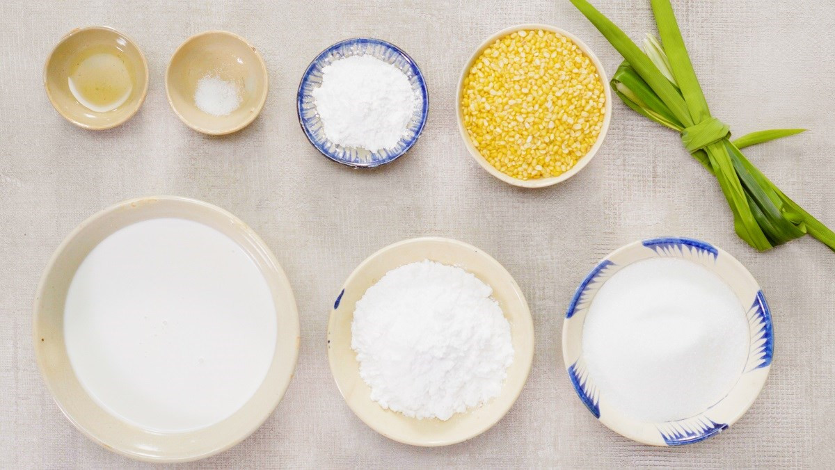 Nguyên liệu chính làm bánh da lợn đậu xanh gồm bột năng và nước cốt dừa