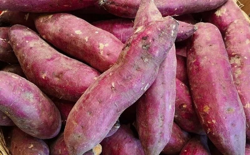 Nguyên liệu làm bánh từ khoai lang và bột mì được chuẩn bị kỹ lưỡng trên bàn bếp