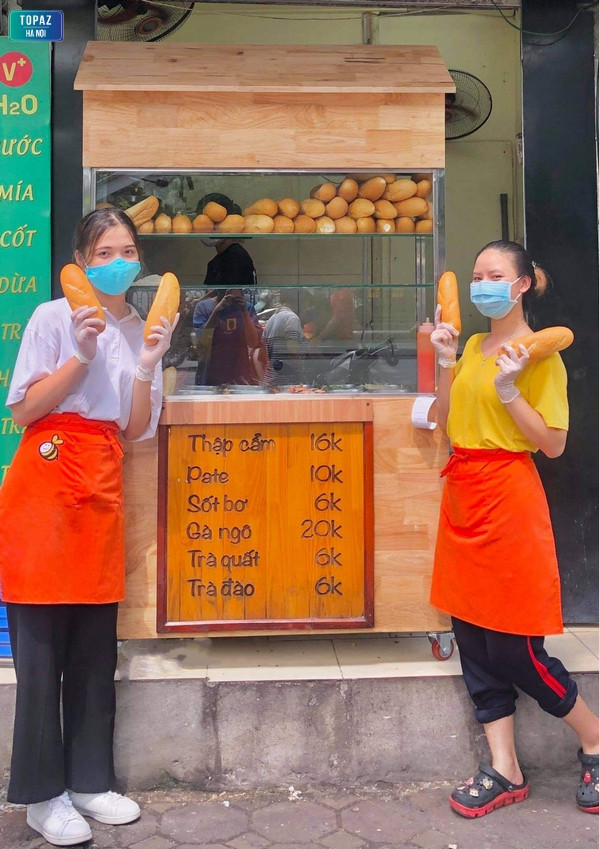 Nhân viên Bánh mì Vợ Ong Vàng luôn thân thiện và nhiệt tình phục vụ khách hàng