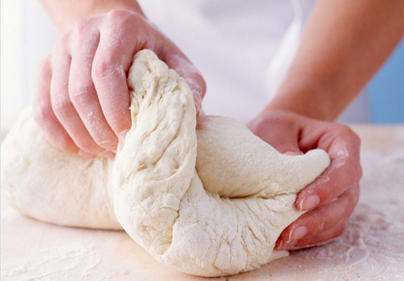 Nhào bột sắn làm bánh