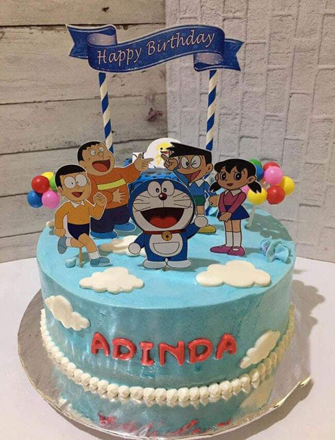 Nhóm bạn Doremon, Nobita, Shizuka, Chaien, Suneo thân thiết trên chiếc bánh sinh nhật