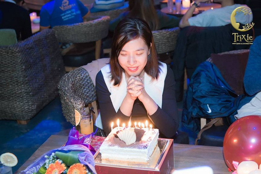 Nhóm bạn trẻ cười đùa, tượng trưng cho tình bạn và lời chúc sinh nhật dài hài hước