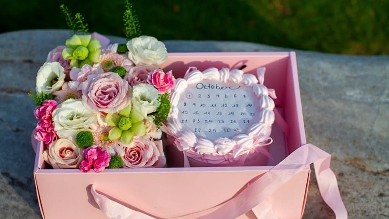 Những bông hoa hồng cam và baby trắng nhỏ xinh, tạo nên bó hoa sinh nhật ấn tượng.