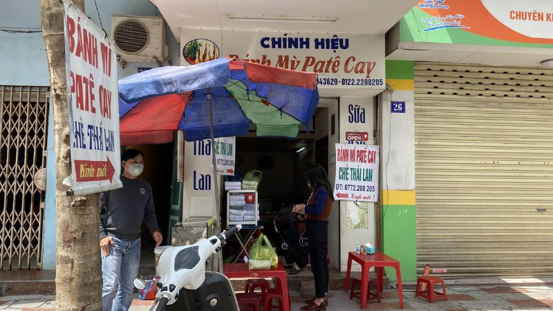 Những chiếc bánh mì pate cay thơm ngon chuẩn vị Hải Phòng.