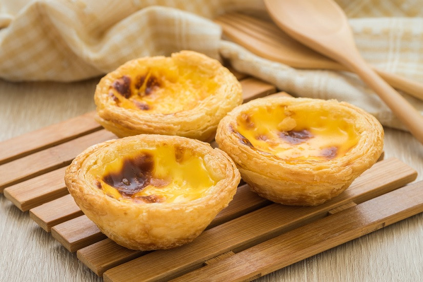 Những chiếc bánh tart trứng vàng óng sau khi nướng bằng nồi chiên không dầu