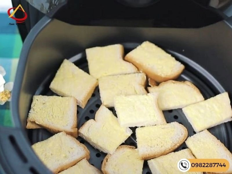 Những miếng bánh mì nướng bơ đường giòn rụm vừa ra lò từ nồi chiên không dầu, một lựa chọn lành mạnh