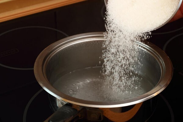 Nồi nước đường đang đun sôi cho vỏ bánh dẻo