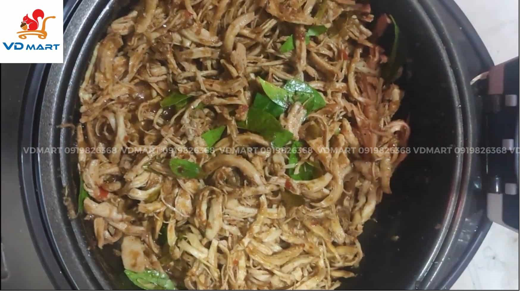 Nồi sên nhân đa năng Enaiter đang thực hiện chức năng xào khô gà, thể hiện khả năng nấu nướng linh hoạt