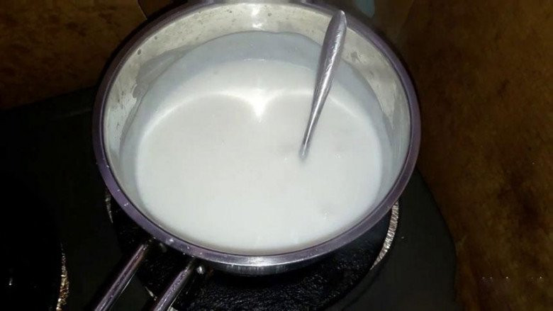 Nước cốt dừa sánh mịn, thơm lừng cho món bánh bò hấp