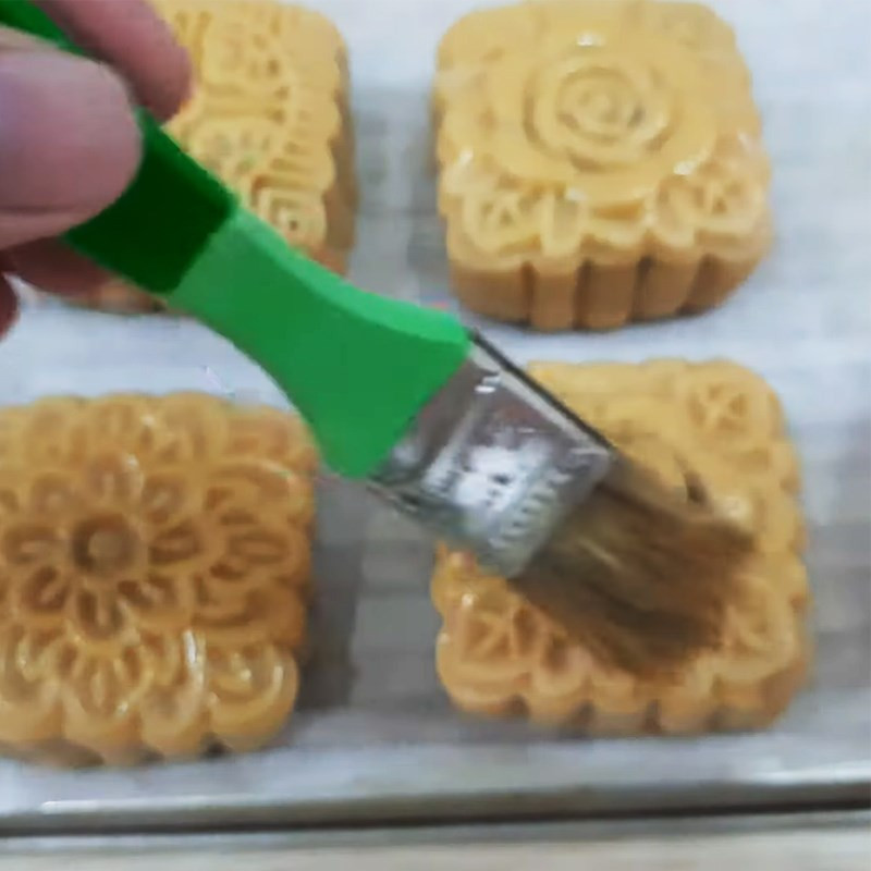 Nướng bánh trung thu nhân khoai môn vàng ươm trong lò