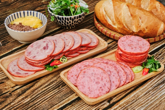Ổ bánh mì Huỳnh Hoa đầy đặn với đa dạng các loại nhân thịt, chả, pate và rau tươi ngon.