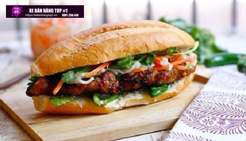 Ổ bánh mì thịt nướng nóng hổi, giòn rụm với nhân đầy đặn