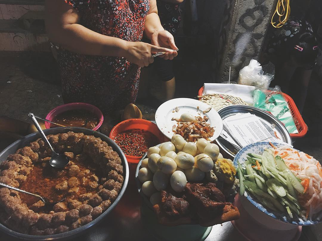 Ổ bánh mì xíu mại trứng đầy đặn và hấp dẫn tại Phan Thiết