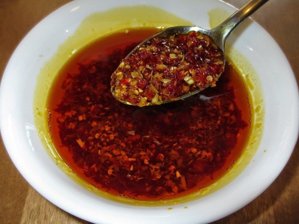 Pha chế nước sốt đặc biệt cho món bánh đa trộn thêm phần hấp dẫn