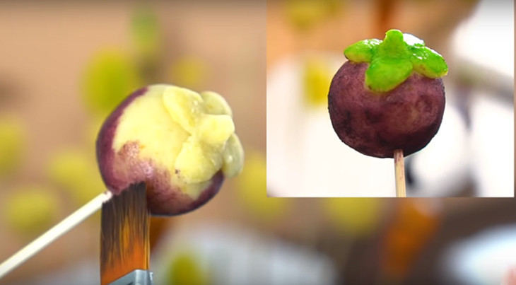 Phết màu cho bánh đậu xanh