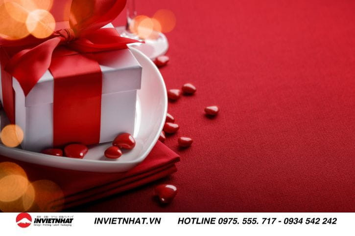 Phông nền ghép ảnh sinh nhật màu đỏ với hộp quà và bóng bay