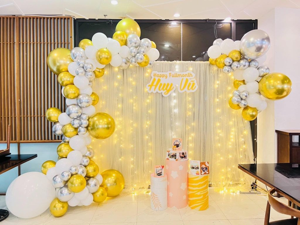 Phông nền sinh nhật bé gái với rèm đèn và bóng bay pastel