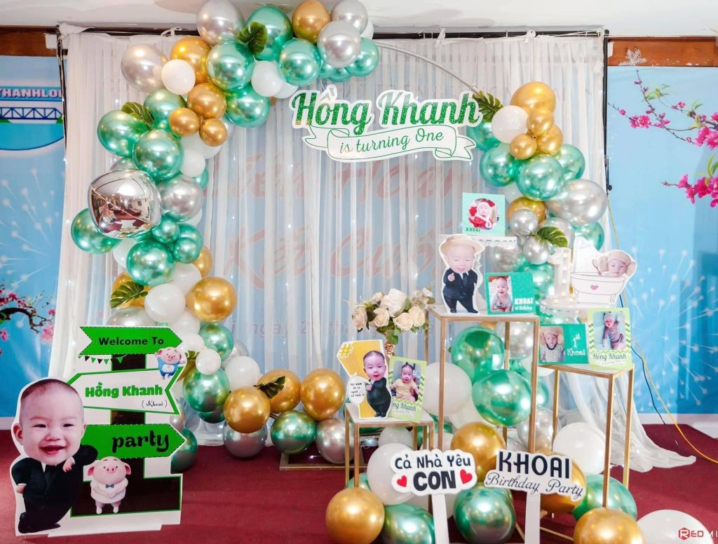 Phông nền trang trí sinh nhật bé gái với tông màu hồng pastel và bóng bay