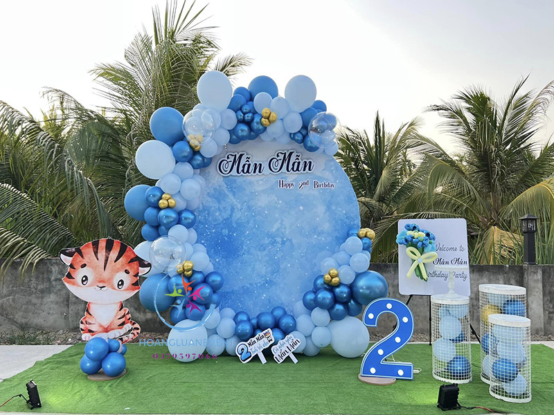 Phông sinh nhật bé trai chủ đề rừng xanh với nhiều bong bóng và phụ kiện trang trí