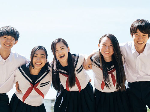 Phụ kiện tất cao cổ kết hợp với váy học sinh Nhật Bản, tạo phong cách thời trang độc đáo