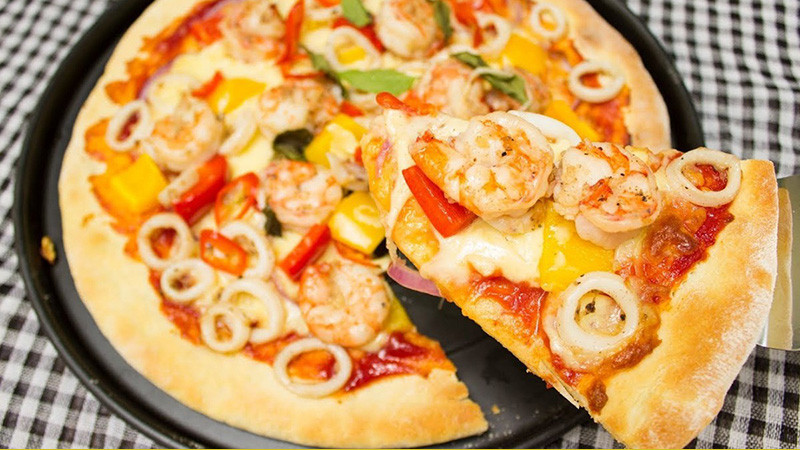 Pizza hải sản thơm ngon, phô mai tan chảy làm bằng nồi cơm điện