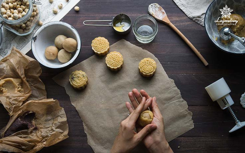 Quá trình bọc nhân socola vào vỏ bánh trung thu