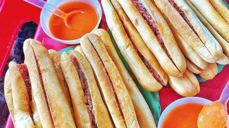 Quán Bánh mì cay Hai Bà Trưng nổi tiếng với nước sốt đậm đà và bánh mì giòn rụm.