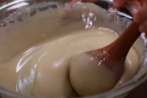 Quy trình trộn bột nếp làm bánh tổ màu nâu cánh gián