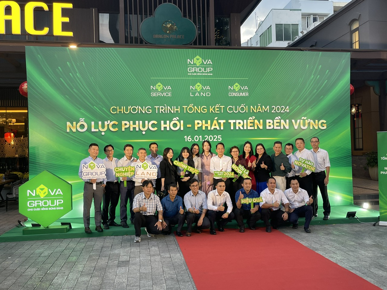 Sân khấu lớn trong lễ kỷ niệm thành lập công ty được trang trí công phu