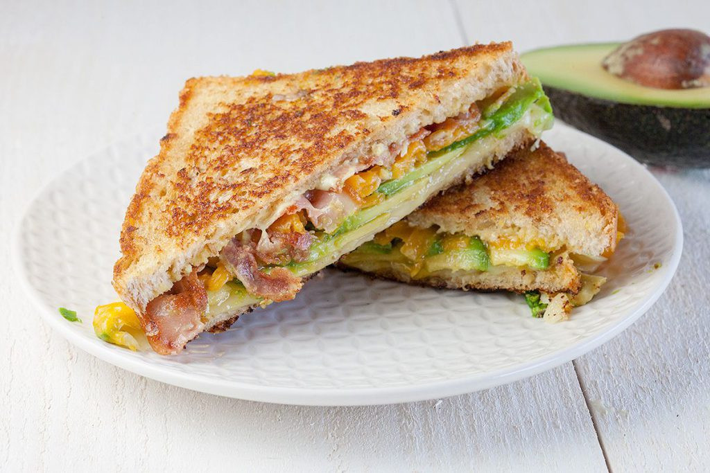 Sandwich kèm trái bơ tươi ngon