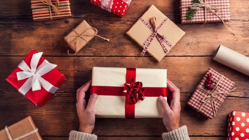 Sếp vui vẻ đón nhận lời chúc sinh nhật hài hước