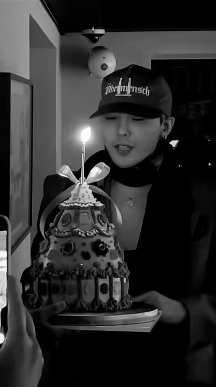 Sinh nhật G Dragon thổi nến bằng mũi độc đáo
