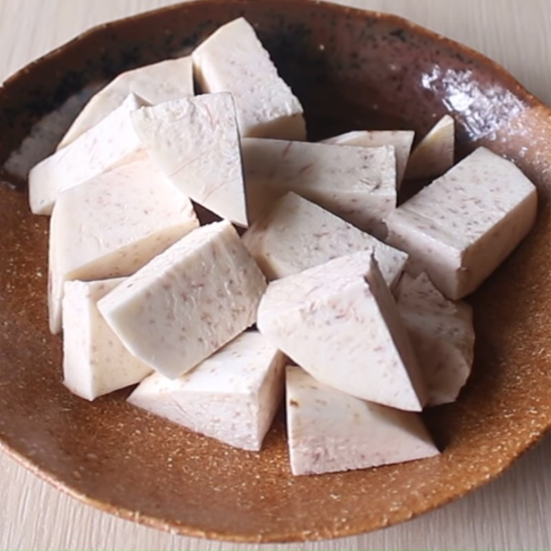 Sơ chế khoai môn và hạt sen sạch sẽ trước khi hầm