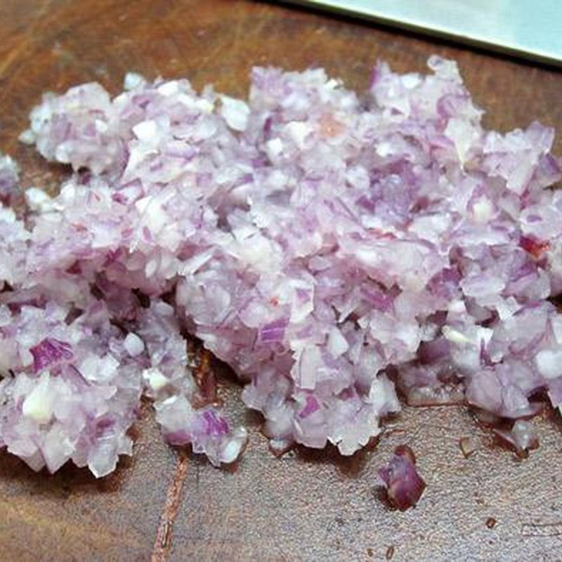 Sơ chế nấm mèo và hành tím cho phần nhân bánh hòn đậm đà.