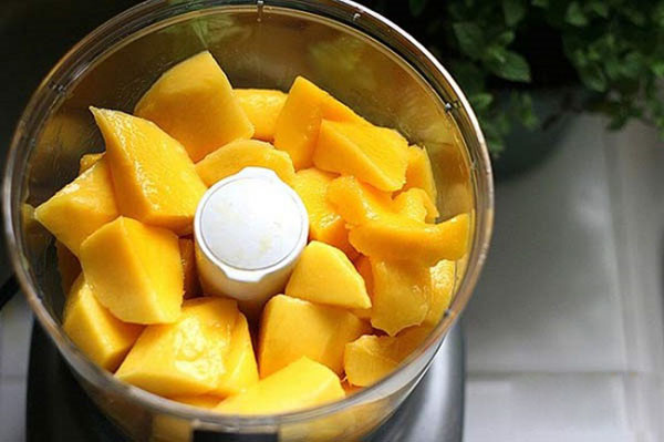 Sơ chế xoài chín để làm bánh xoài tại nhà