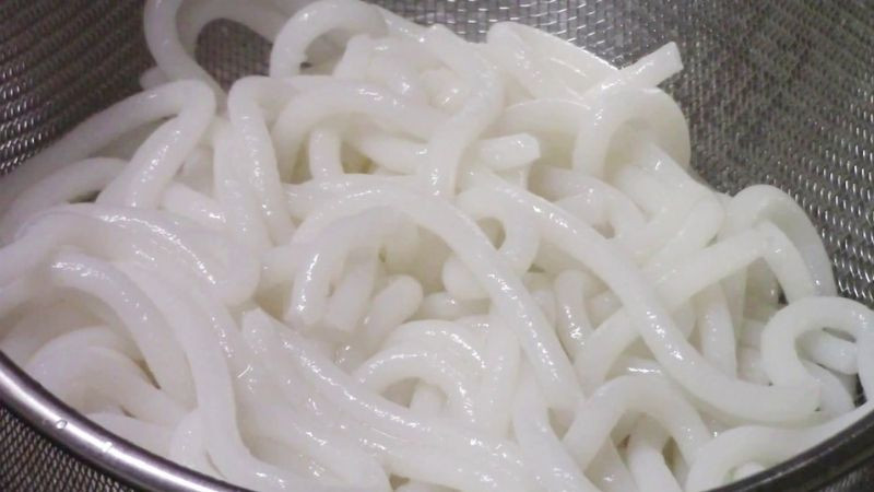 Sợi bánh canh ngâm nước đá giữ độ dai