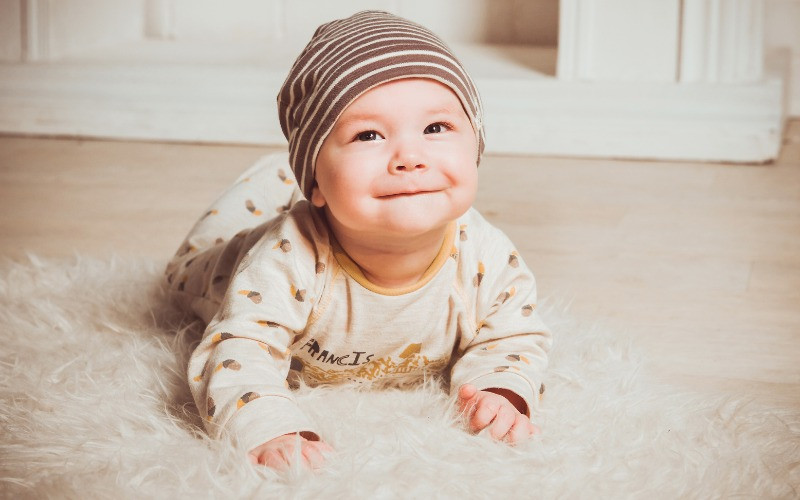 STT chúc mừng sinh nhật con trai 1 tuổi hài hước bé trai thôi nôi