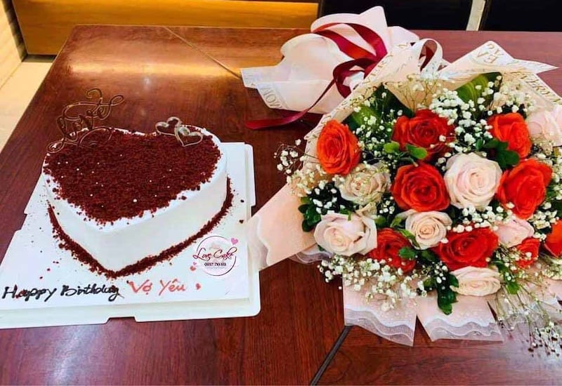 Tải ảnh sinh nhật đẹp nhất với bánh kem và bó hoa sang trọng