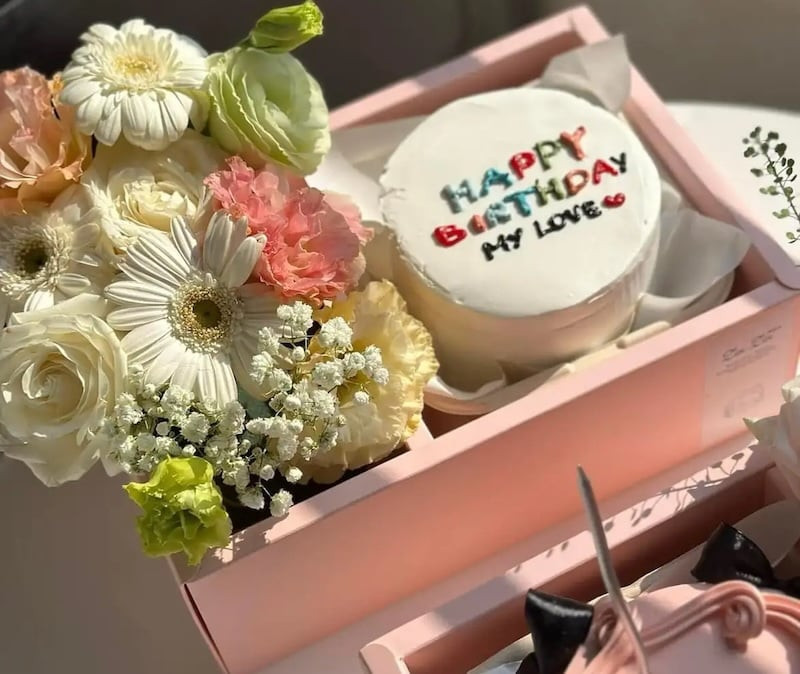 Tải ảnh sinh nhật đẹp nhất với hộp hoa hồng pastel và bánh macaron tặng vợ