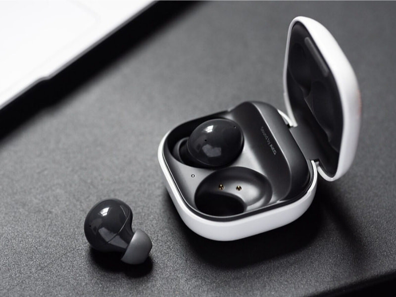 Tai nghe Bluetooth cao cấp, món quà tặng sinh nhật bạn trai yêu công nghệ, mang đến trải nghiệm âm thanh tuyệt vời.