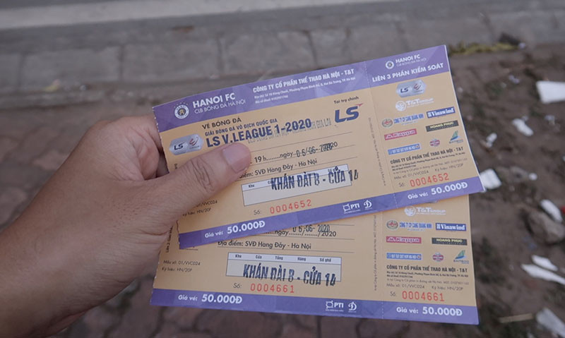 Tặng cặp vé xem đá banh sẽ khiến quý ông cực kỳ yêu thích