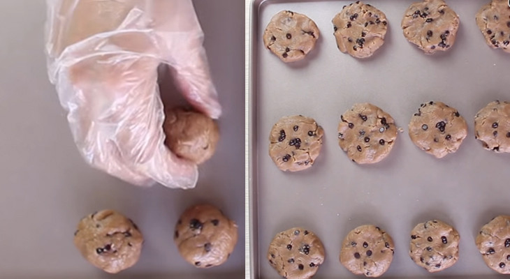 Tạo hình những chiếc bánh cookie chocolate chip tròn đẹp mắt
