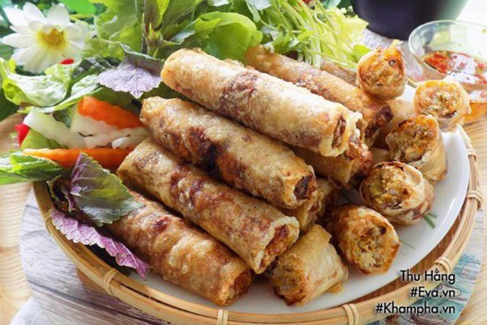 Thành phẩm bánh đa nem đã rán xong màu sắc hấp dẫn