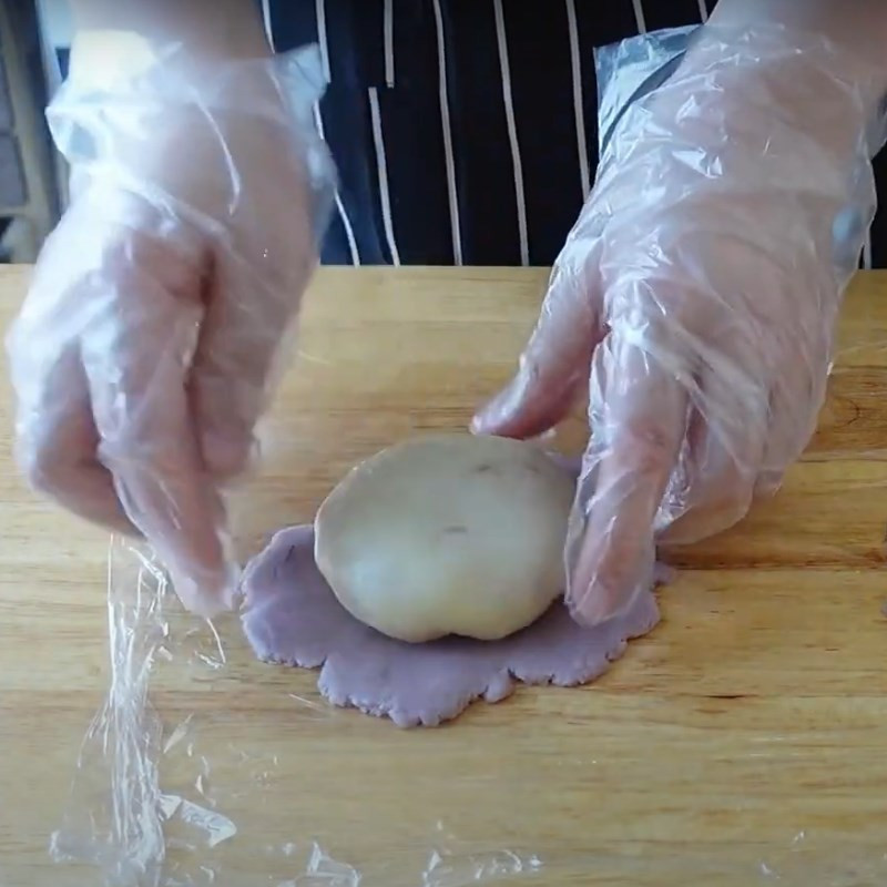 Thêm chà bông và trứng muối lên nhân mochi cho bánh trung thu mochi trứng muối