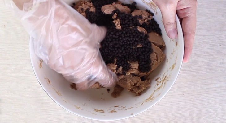 Thêm chocolate chip vào khối bột bánh cookie sau khi nhào mịn