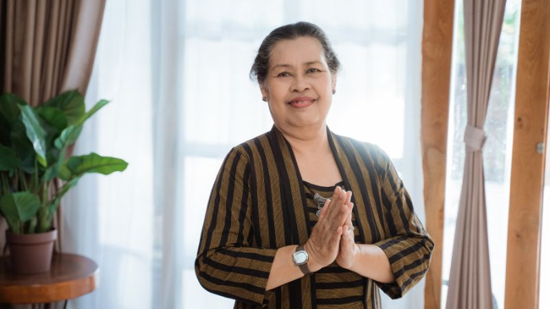 Thiệp chúc mừng sinh nhật bác gái với lời chúc ấm áp và hoa tươi thắm